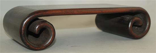 A Chinese hardwood scholars stand, Qing dynasty, 32cm